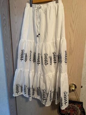 Metro Wear White Maxi Skirt with Black Botanical Border